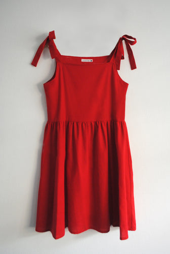 vestido de lino rojo con moñas en hombros